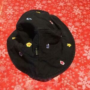 Bucket hat black, with bright colored flowers by mode